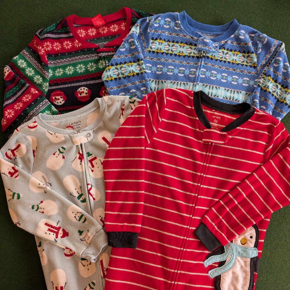 Bundle of Boy's Holiday Full-zip, Fleece, Footed Pajamas 5T 💙